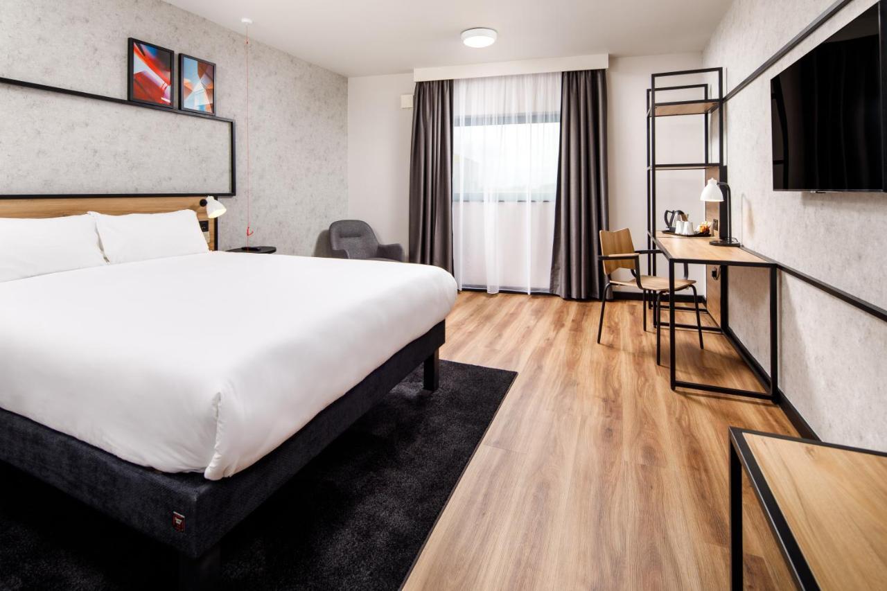 Ibis London Heathrow Terminal 5 Hotel Хилингдън Екстериор снимка