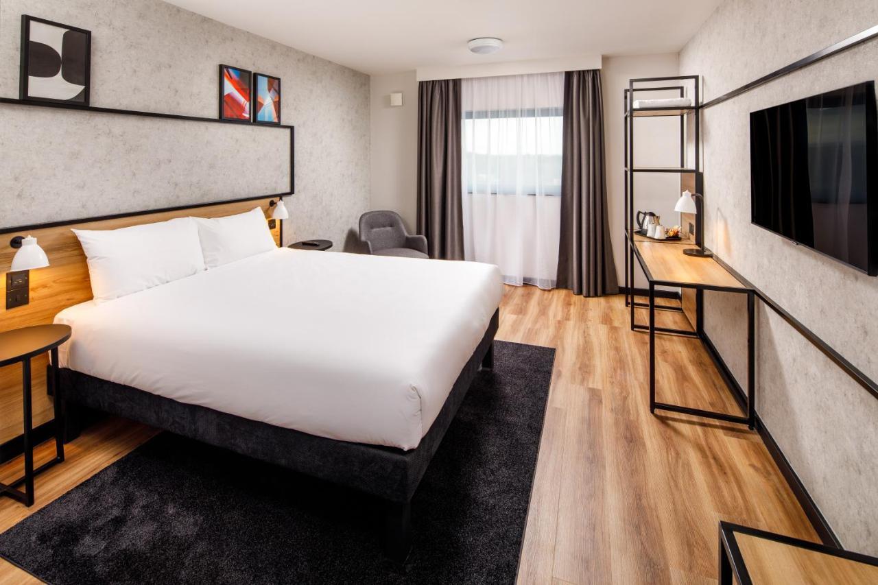 Ibis London Heathrow Terminal 5 Hotel Хилингдън Екстериор снимка