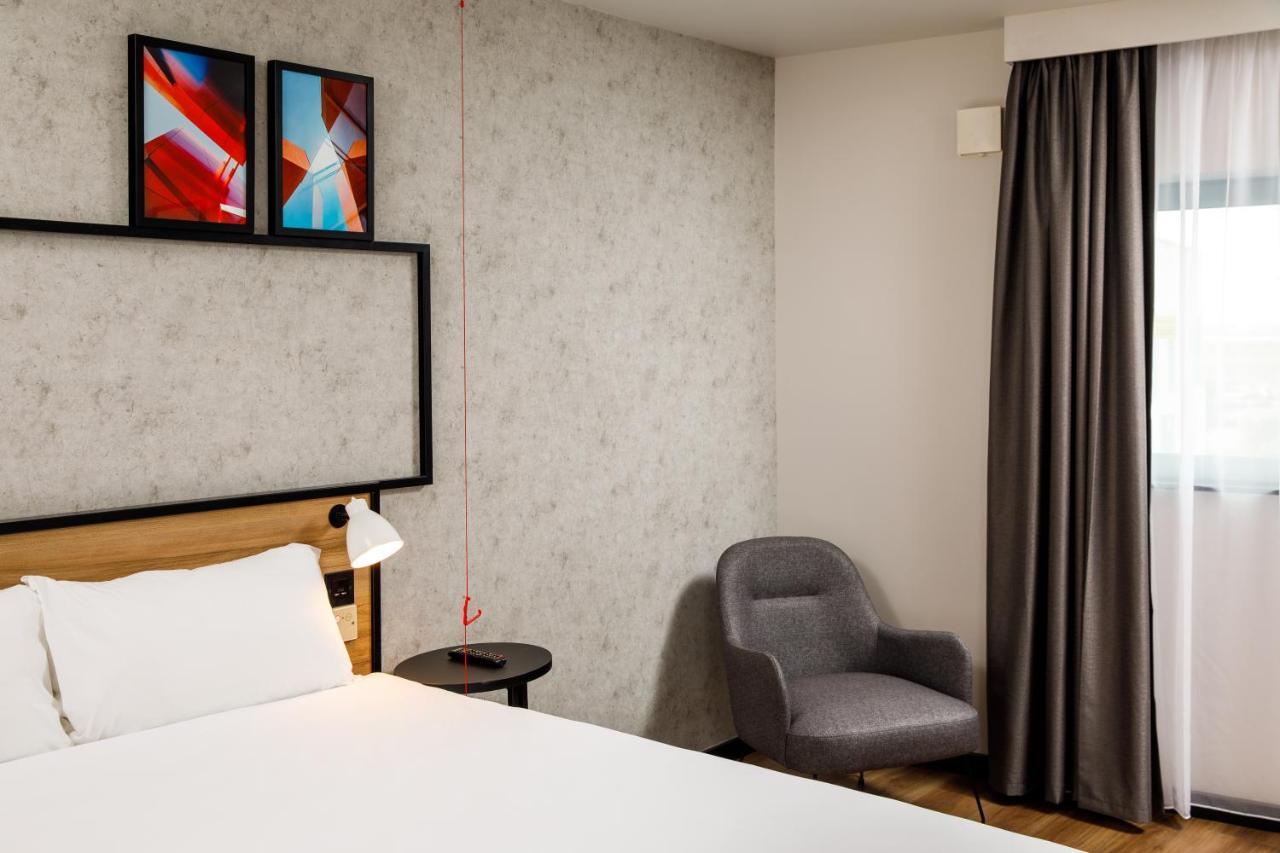 Ibis London Heathrow Terminal 5 Hotel Хилингдън Екстериор снимка