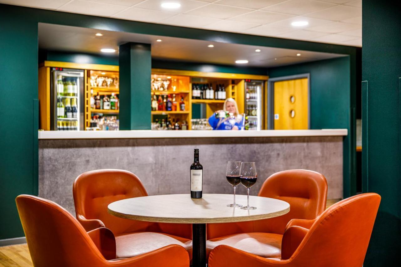 Ibis London Heathrow Terminal 5 Hotel Хилингдън Екстериор снимка